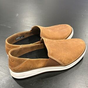 KURU Women's ROAM ATLA a leather slip-on shoe designed for comfort and walking.